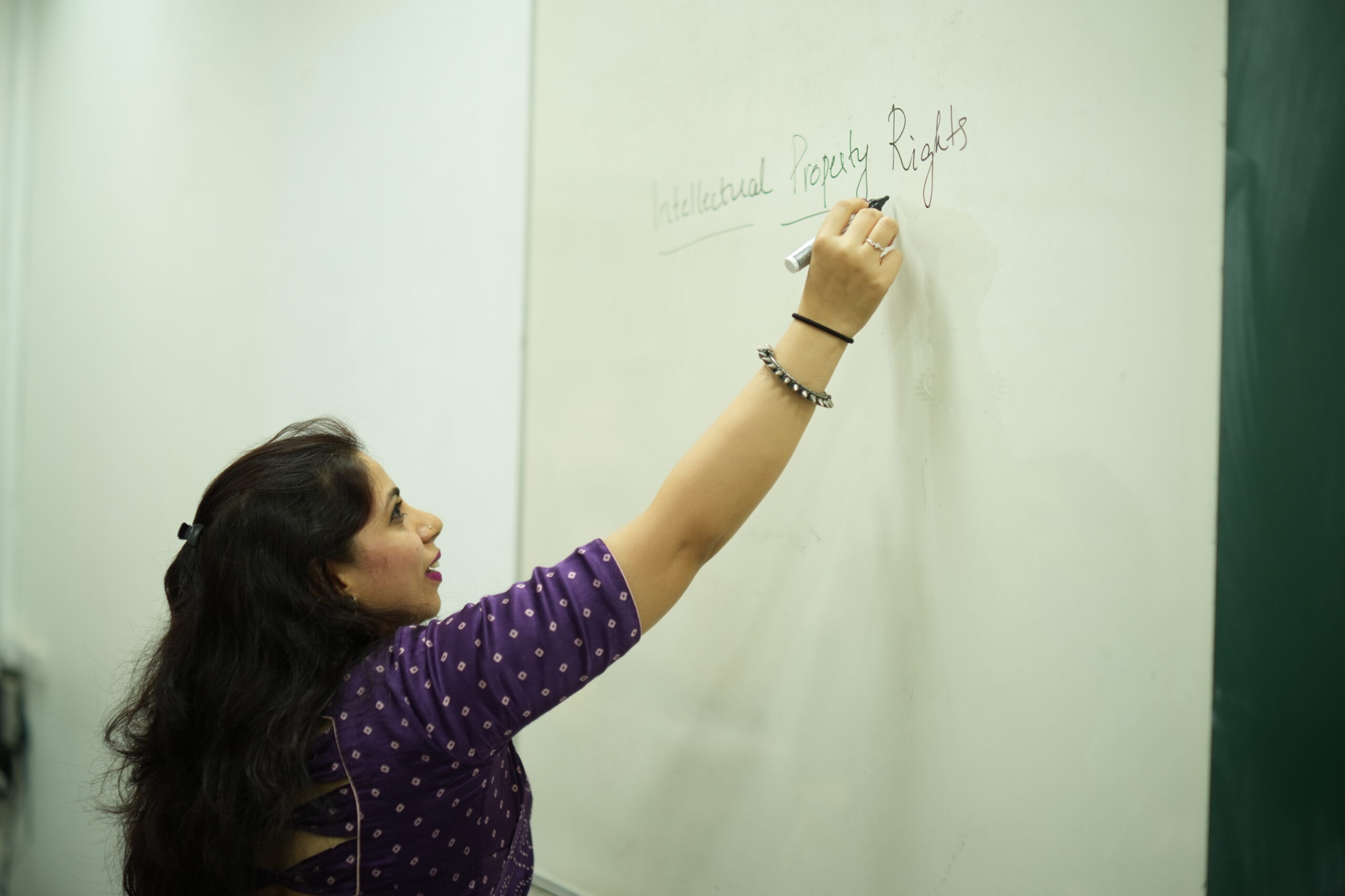 Industry-Oriented Curriculum at the Best MBA Colleges in Bangalore